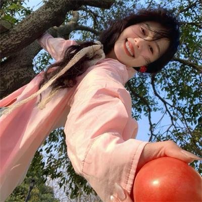 踉跄的女孩